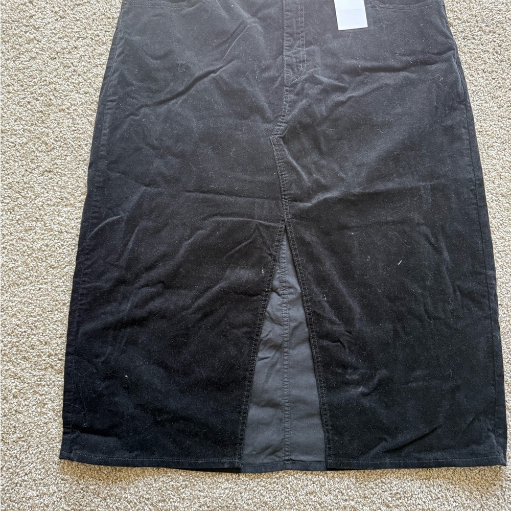 Elegant Black Pencil Skirt with Sleek Fit